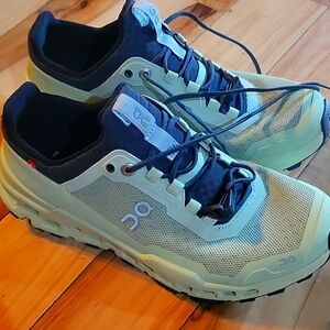 On cloud tennis shoes